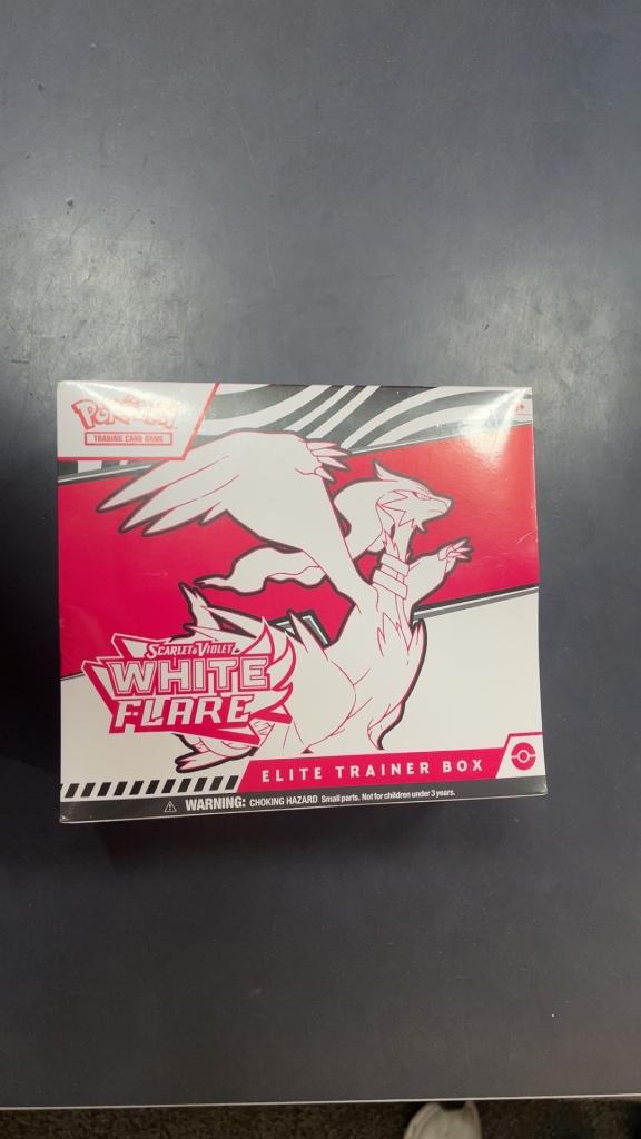 Pokemon elite trainer box white flare, Ophalen of Verzenden, Zo goed als nieuw, Boosterbox, Foil