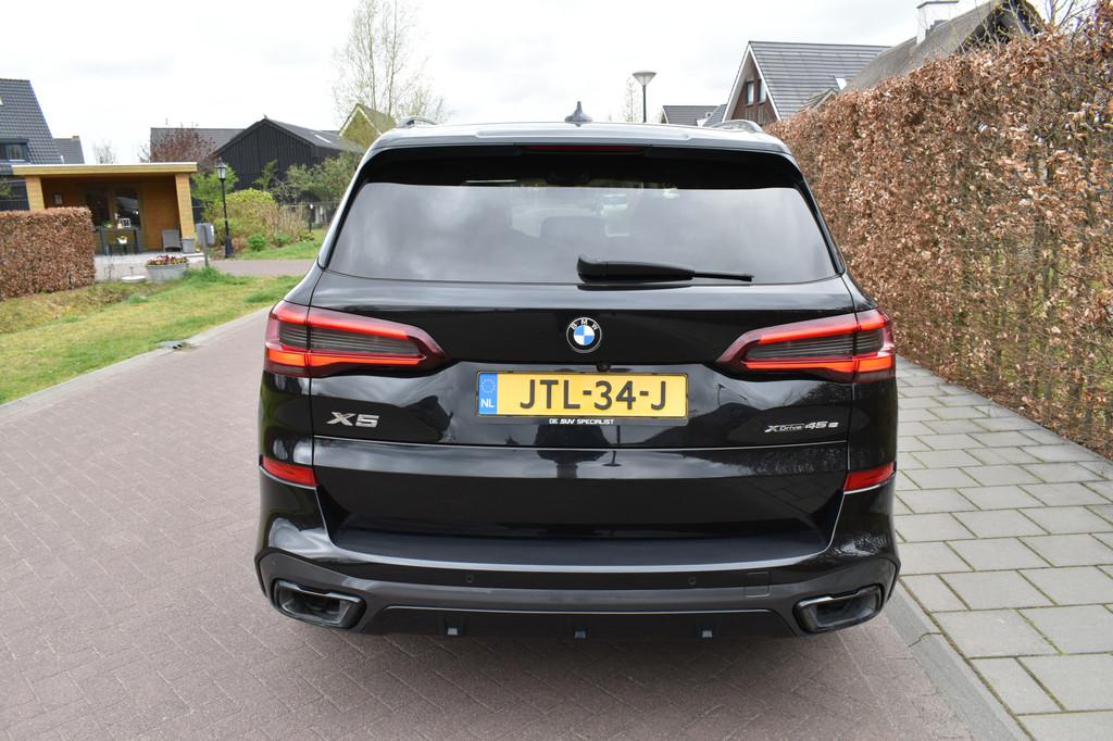 BMW X5 xDrive45e High Ex. M-PAKKET 395PK BOMVOL PANO, ACC EN, Auto's, BMW, Gebruikt, Met garantie (alle), 97 km, Zwart