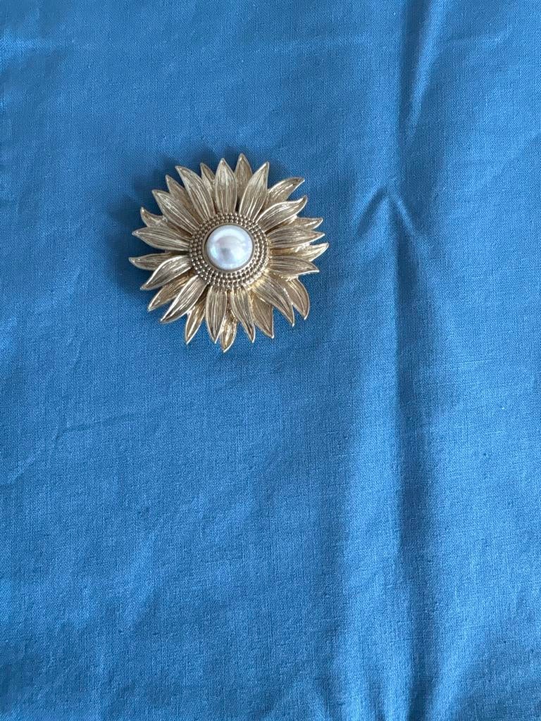 Vintage Zonnebloem Broche met Parel - Goudkleurig, Sieraden, Tassen en Uiterlijk, Broches, Overige materialen, 4 tot 7 cm, Ophalen of Verzenden