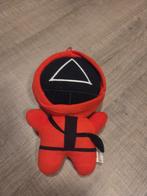 Squid Game knuffel - Bewaker met driehoek, Kinderen en Baby's, Ophalen of Verzenden, Zo goed als nieuw, Overige typen