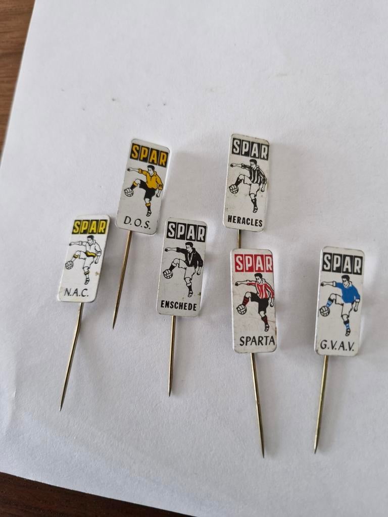 345 Vintage SPAR voetbal speldjes 60er jaren, Verzamelen, Ophalen of Verzenden, Gebruikt, Sport, Speldje of Pin