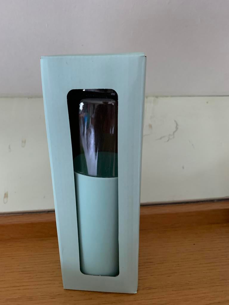 Glazen waterfles met mintgroene siliconen hoes - H2O, Nieuw, Ophalen of Verzenden, Overige merken, Groen