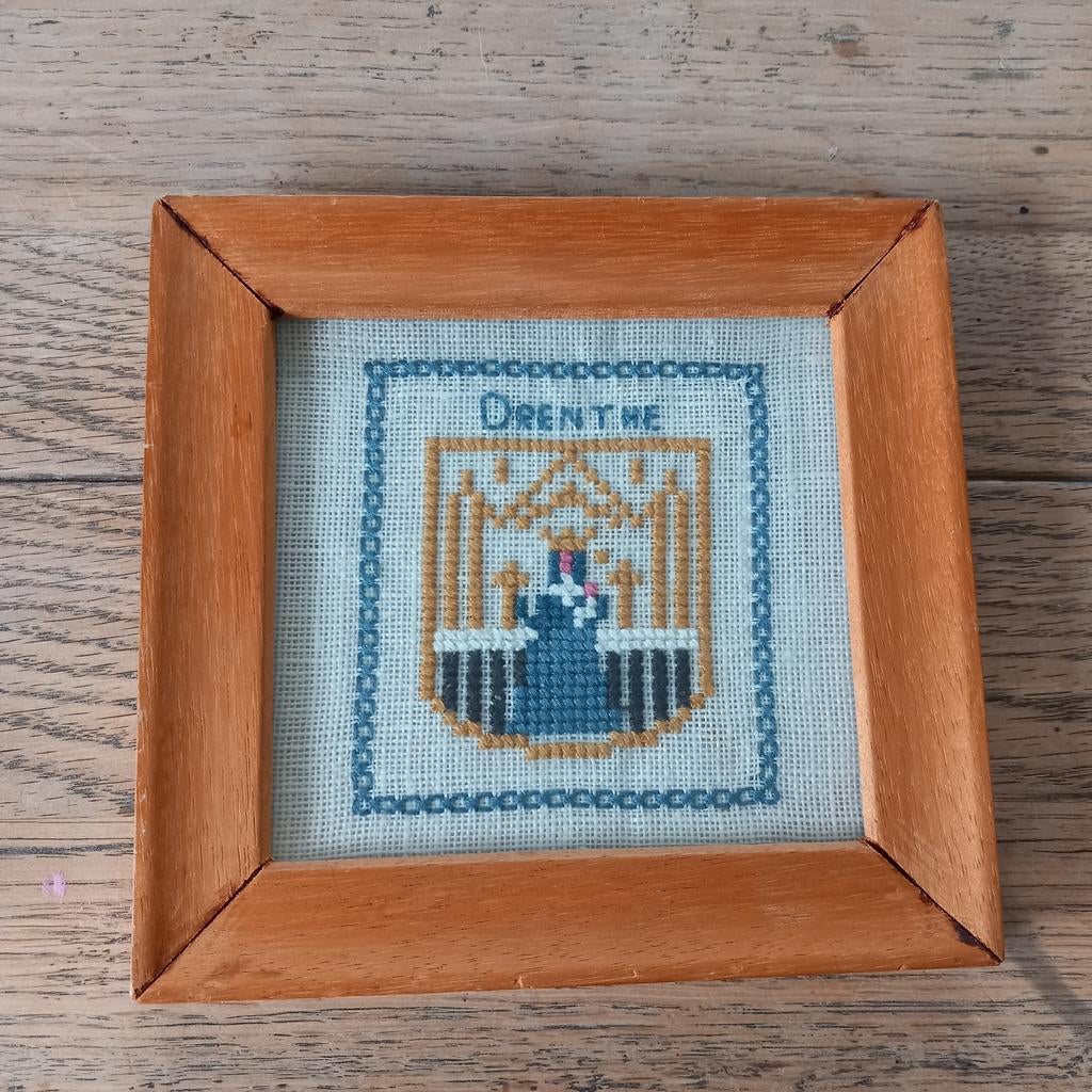 Vintage geborduurd schilderijtje Drenthe, Huis en Inrichting, Woonaccessoires | Schilderijen, Tekeningen en Foto's, Minder dan 50 cm