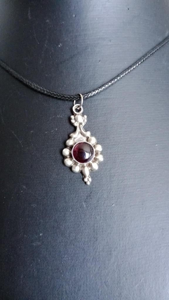 Diep robijnrode Granaat (Cabochon geslepen)+ zwart waxcoard, Sieraden, Tassen en Uiterlijk, Kettingen, Verzenden, Zo goed als nieuw