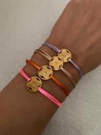 Gouden monogram klaver armband aan satijn koord, Staal, Met bedels of kralen, Nieuw, Ophalen of Verzenden