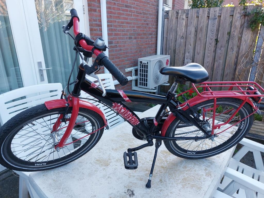 Zwart-rode kinderfiets  22 inch van Alpina, Ophalen, Gebruikt, Alpina, Terugtraprem