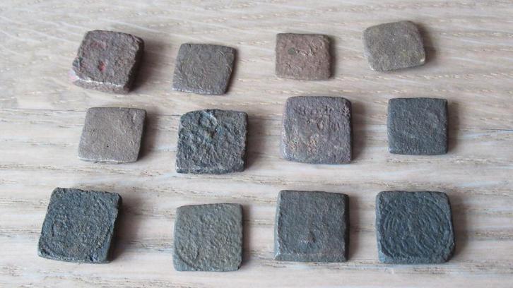 Bronzen muntgewichten 12 stuks plm 1600 / bodemvondst, Postzegels en Munten, Munten | Nederland, Setje, Overige waardes, Vóór koninkrijk
