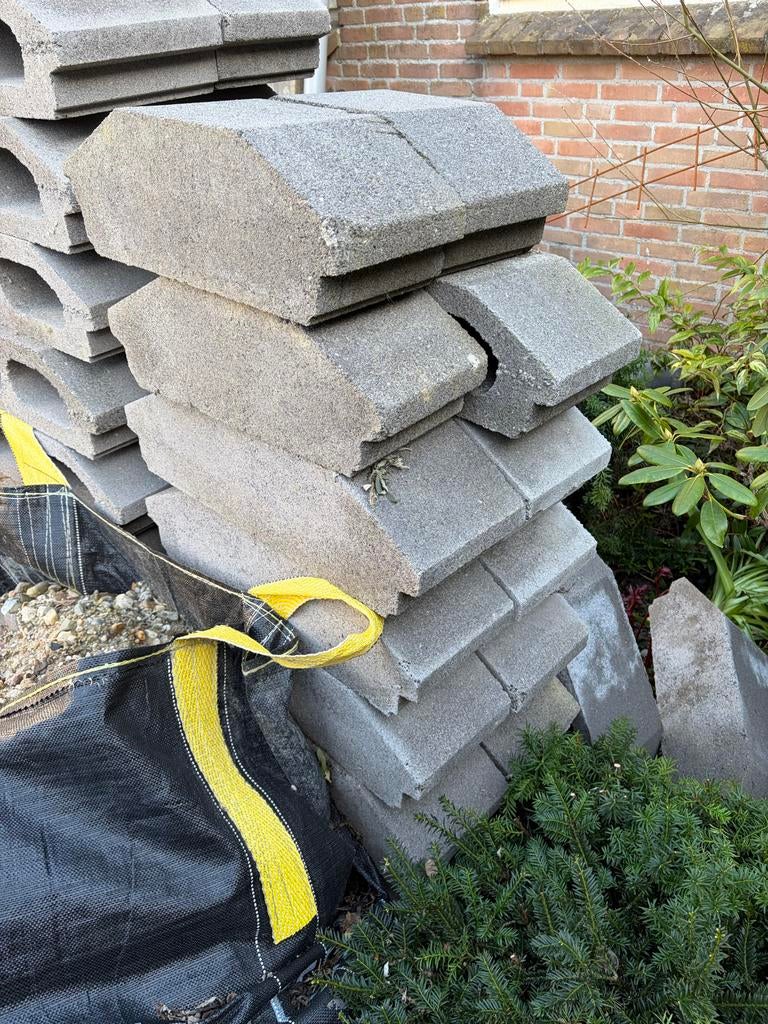 Gratis af te halen: VBI broodjes 65 cm en 45 cm breed, Ophalen of Verzenden, Gebruikt, Beton, Overige typen