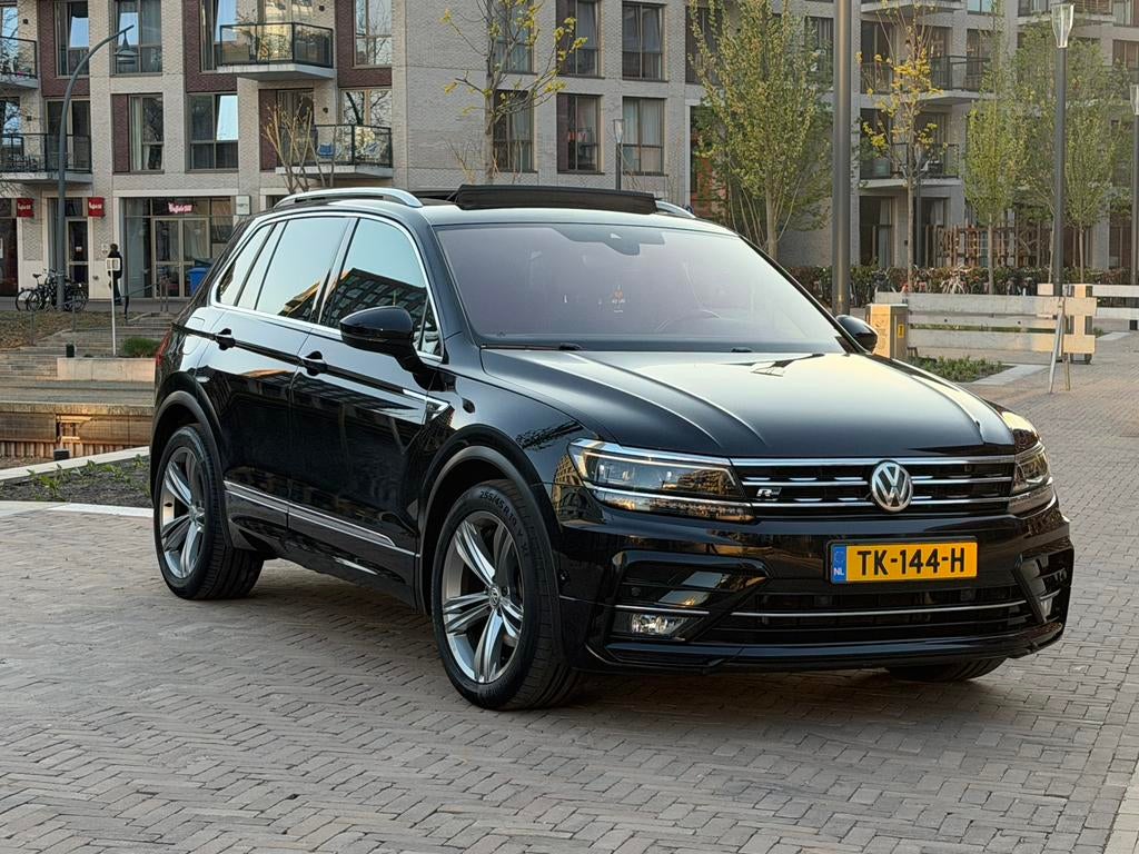 Volkswagen Tiguan R Line 1.4 TSI 150pk 4Motion DSG NL AUTO, Auto's, Automaat, Zwart, 4 cilinders, 2000 kg