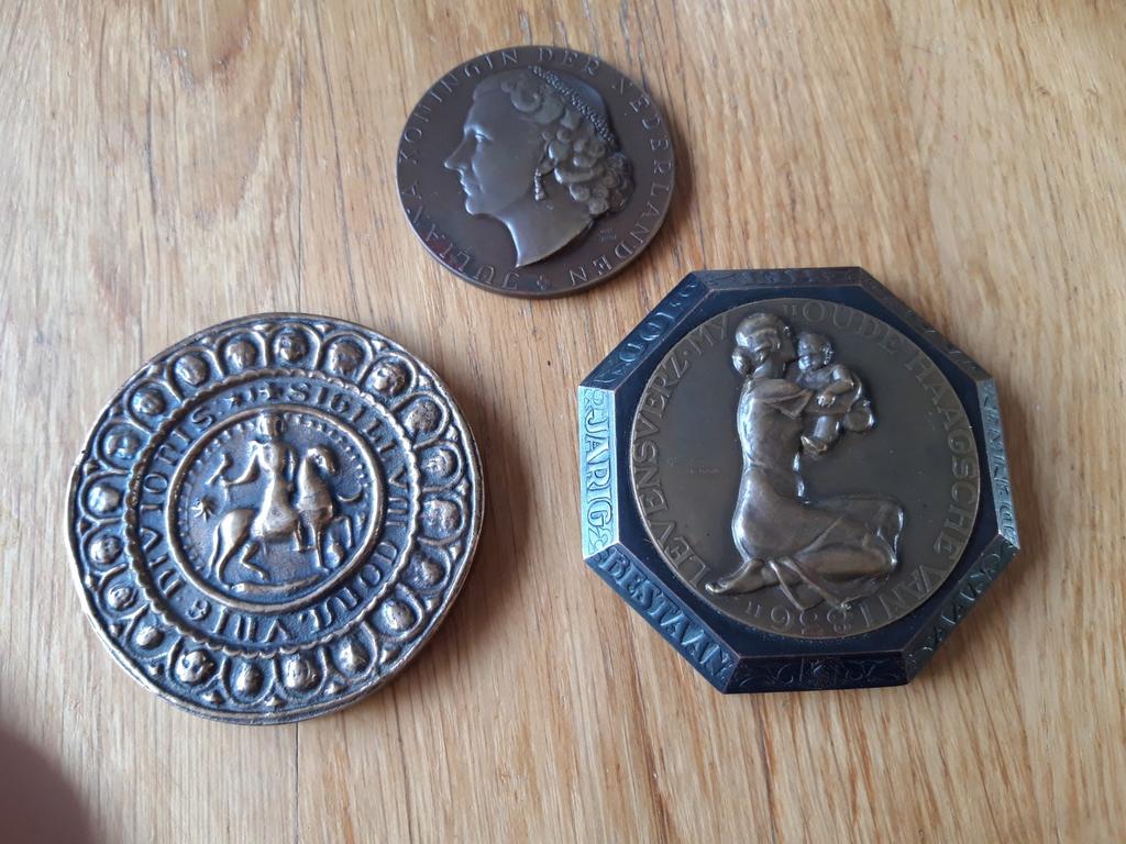 3 x een plaquette. 2x Nederland, 1x Frankrijk, Verzenden, Brons, Nederland