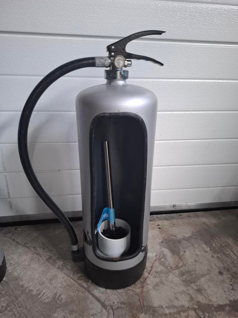 Unieke WC borstelhouder van brandblusser met nieuwe borstel, Ophalen, Zo goed als nieuw