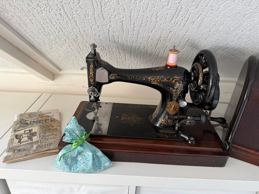 Singer VS3 uit 1890 met houten kap, boekje en voetjes, Ophalen