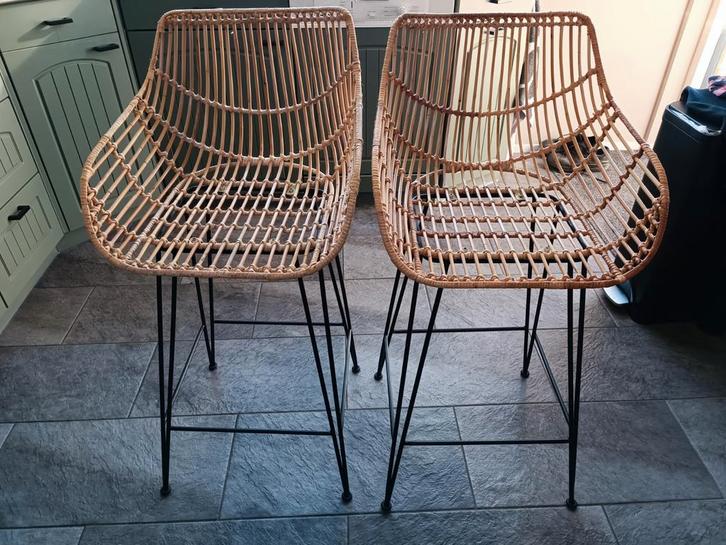 Set van 2 rotan barkrukken met metalen onderstel, Huis en Inrichting, Barkrukken, Zo goed als nieuw, 60 tot 90 cm, Metaal, Riet