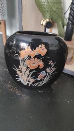 Vintage vaas plat zwart bloemen vogel gouden randje, Gebruikt, Zwart, Aardewerk of Porselein, Ophalen of Verzenden