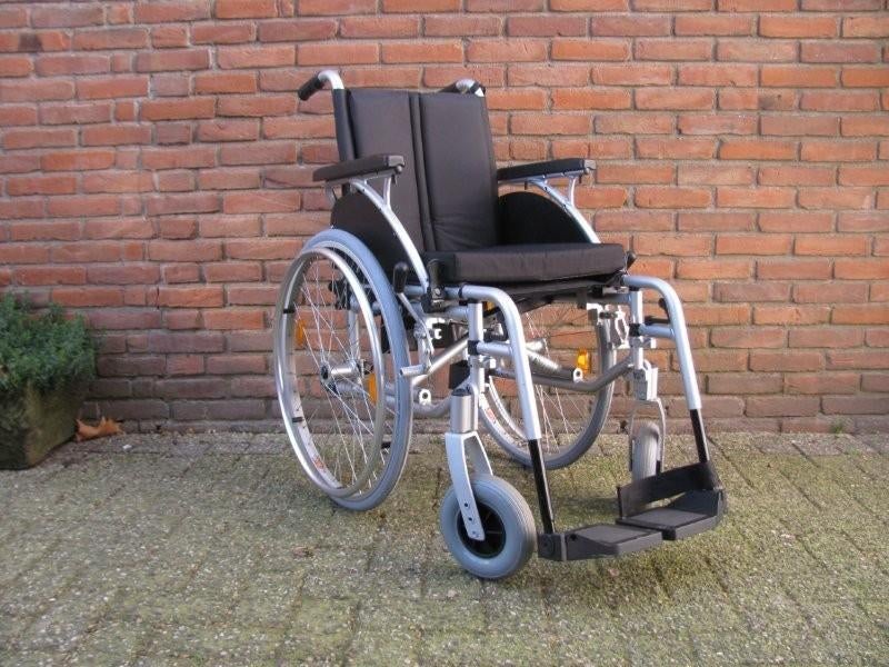 Breezy aluminium rolstoel 43 cm met nieuwe hoge druk banden, Ophalen of Verzenden, Inklapbaar, Zo goed als nieuw, Duwrolstoel