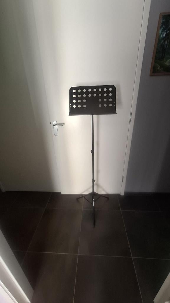 Muziekstandaard met tas merk adam hall NIEUWSTAAT, Ophalen, Zo goed als nieuw, Muziekstandaard