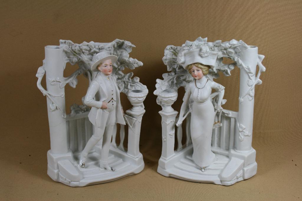 Stel biscuit porseleinen beelden man en vrouw in prieel, Ophalen of Verzenden