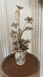 Prachtig altaarvaasje met latoen koperen bloemen, Antiek en Kunst, Ophalen of Verzenden