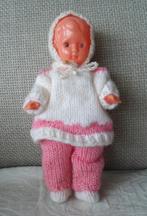 Wildebraspopje. 20 cm. Gebreide kleding. Winteroutfit., Verzamelen, Poppen, Ophalen of Verzenden, Zo goed als nieuw, Pop