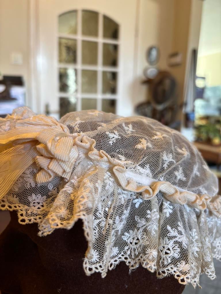 Antieke victoriaanse muts van antiek kant uit 1890, Antiek en Kunst, Ophalen of Verzenden