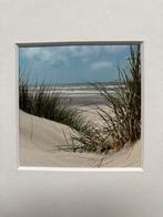 Foto van het strand in Vlieland in lijst., Minder dan 50 cm, Ophalen of Verzenden, Zo goed als nieuw, Foto of Poster