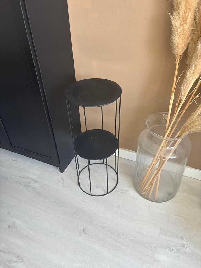 Jysk bijzettafel / plantenstandaard zwart metaal, Huis en Inrichting, Tafels | Bijzettafels, Ophalen, Minder dan 55 cm, Gebruikt