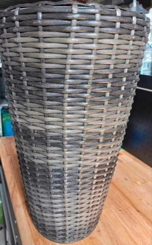 Wicker kunstof rotan vaas met binnenpot, Tuin en Terras, Bloembakken en Plantenbakken, Ophalen of Verzenden, Zo goed als nieuw