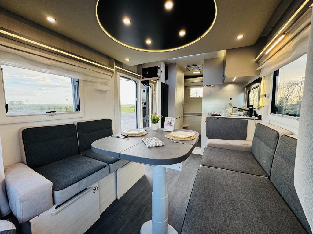 Challenger Graphite Ultimate 380 Automaat 5 Gordelplaatsen, Automaat, Ringverwarming, Luifel, Ford