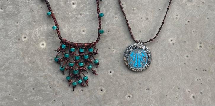 Leren ketting met hanger - Handgemaakt, Sieraden, Tassen en Uiterlijk, Kettingen, Nieuw, Overige materialen, Bruin, Met hanger