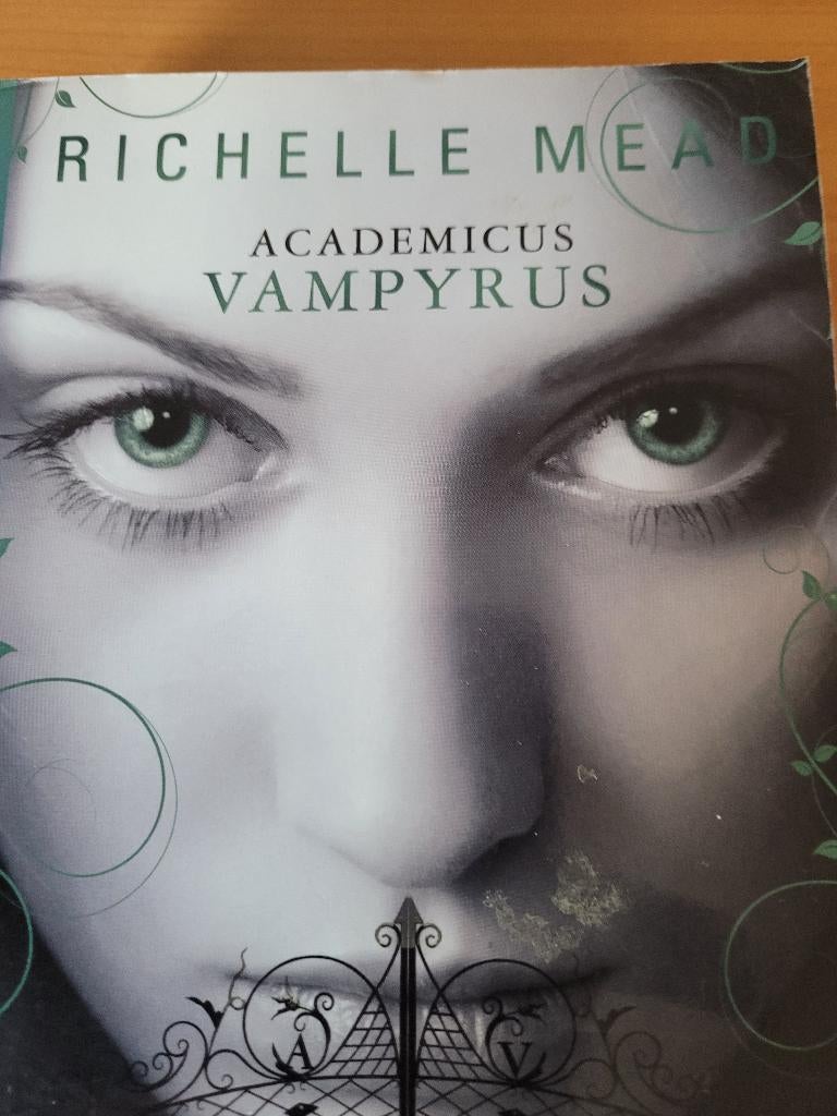 Richelle Mead-deel 1 Academicus Vampyrus, Boeken, Ophalen of Verzenden, Zo goed als nieuw