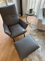 Design fauteuil met poef van Koinor, grijs leer, Ophalen, Zo goed als nieuw, Leer, 75 tot 100 cm