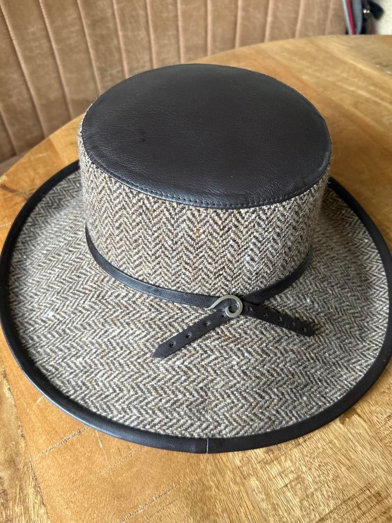 Bronte Amsterdam wollen hoed met lederen afwerking, Ophalen of Verzenden, Gedragen, One size fits all, Hoed