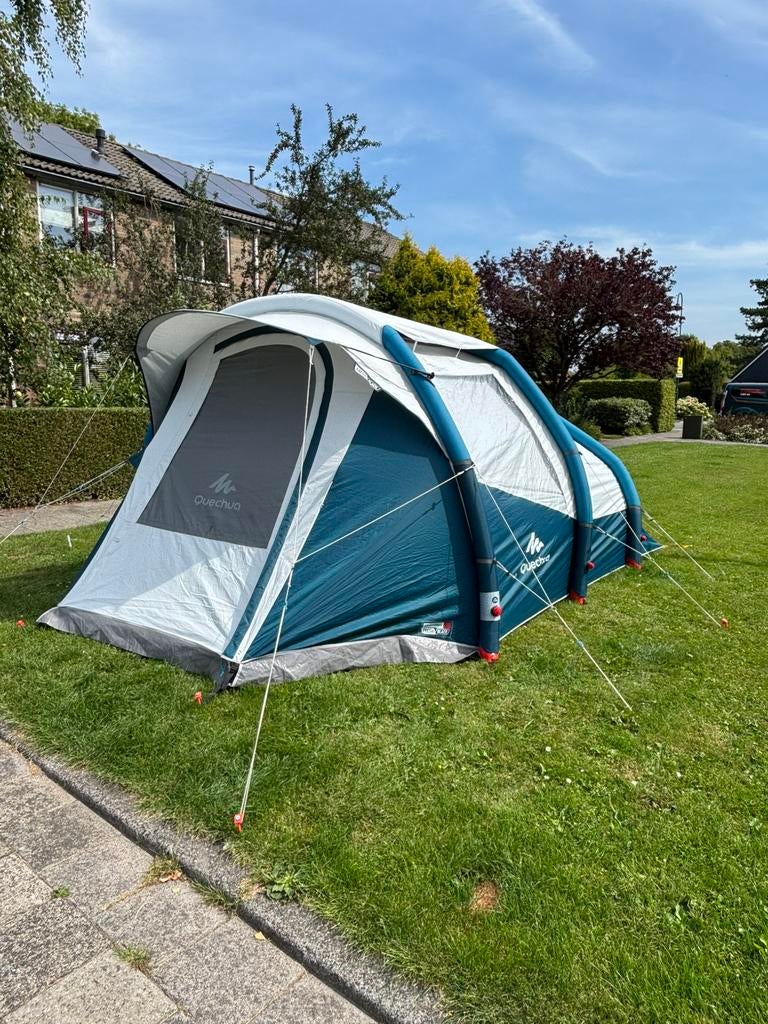 Te huur: Ruime 4 persoons Quechua tent, Caravans en Kamperen, Tenten, Ophalen, Zo goed als nieuw