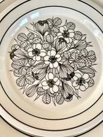 Arabia Finland, decor Krokus: 5 zwart-wit serviesonderdelen, Huis en Inrichting, Keuken | Servies, Keramiek, Ophalen of Verzenden