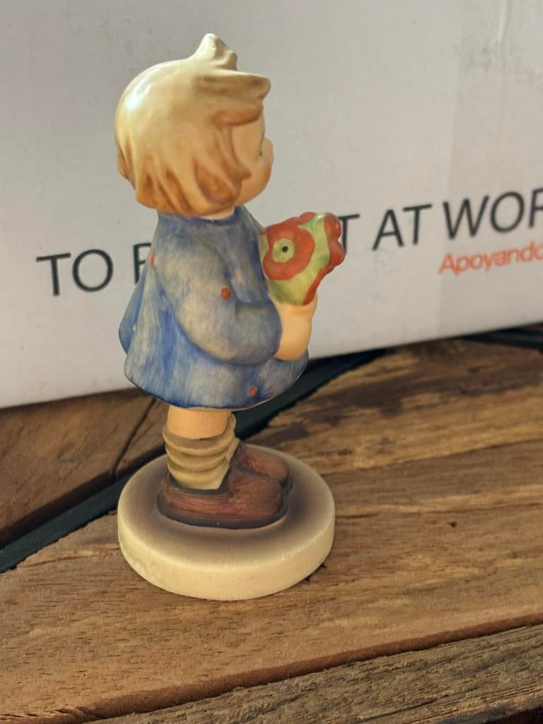 intage Goebel Hummel beeldje van een meisje met een bloemen, Ophalen of Verzenden, Zo goed als nieuw, Hummel