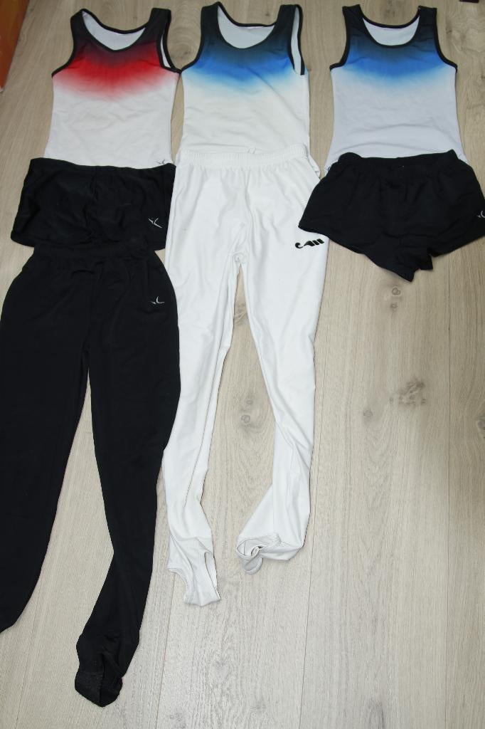 Turnkleding jongens maat 140-152 (lange broeken weg), Sport en Fitness, Turnen, Wit, Ophalen of Verzenden, Zo goed als nieuw, Turnpak(je)