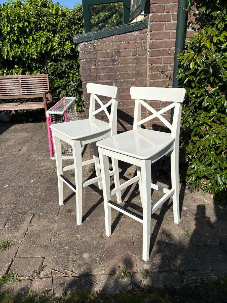 Twee witte IKEA Rosentorp barkrukken, Ophalen, Met voetsteun, 60 tot 90 cm, Zo goed als nieuw