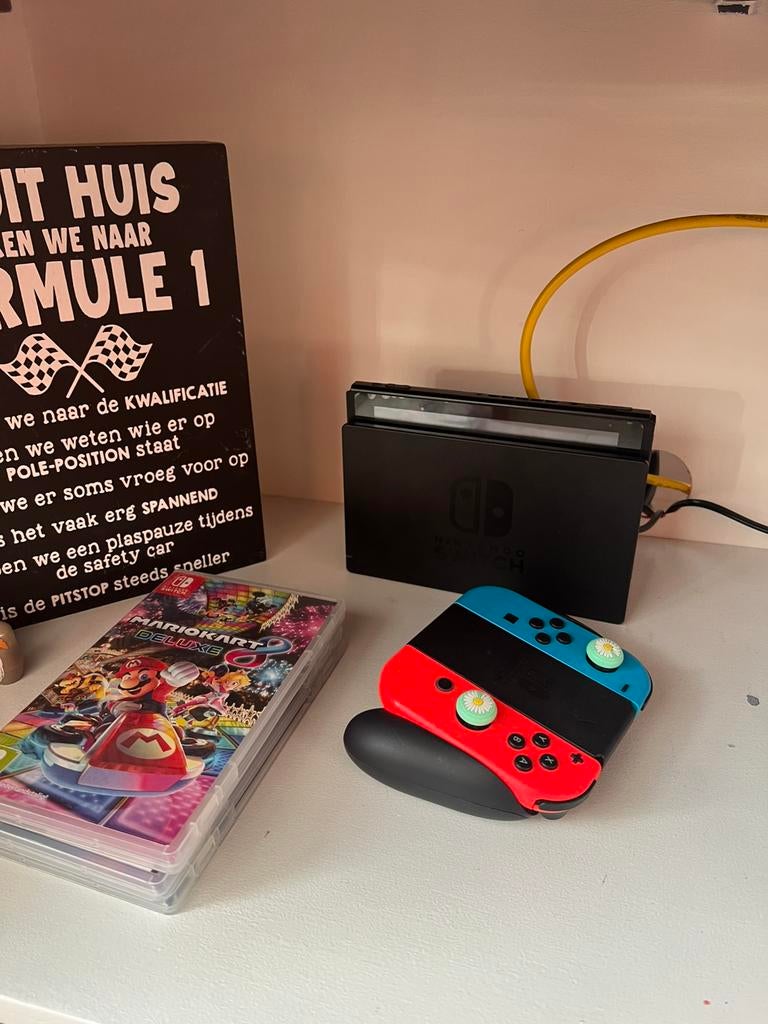 Switch 1 Rood/Blauw met spellen, Ophalen, Zo goed als nieuw, Met 2 controllers, Switch Original