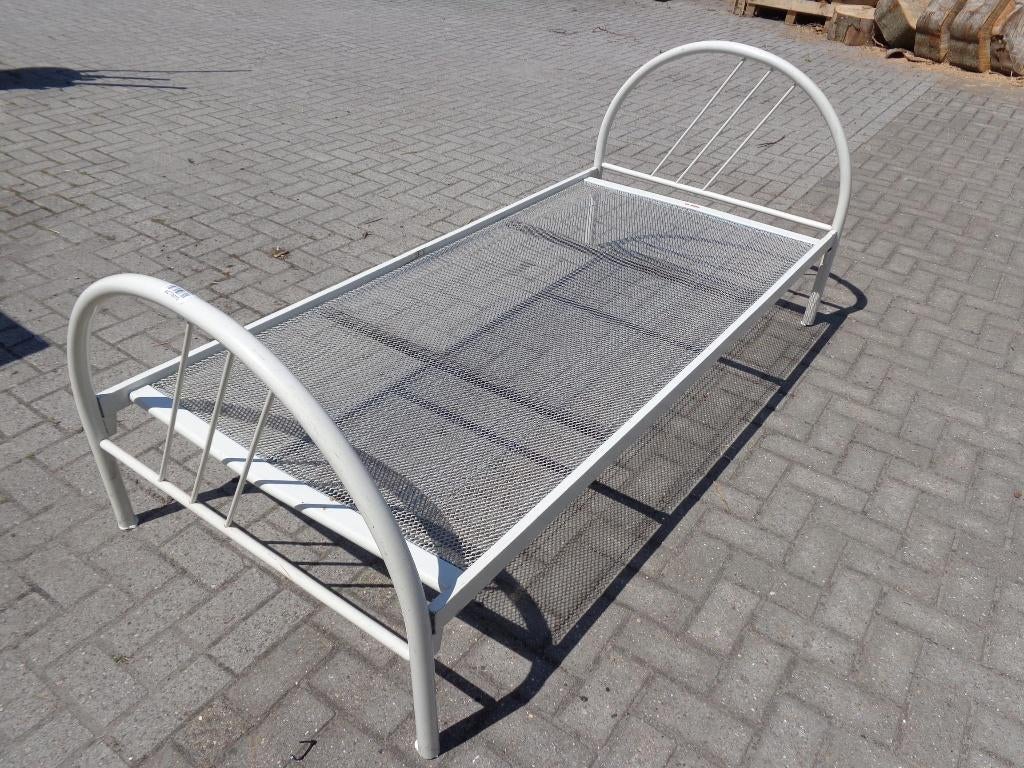 Metalen logeer bed, Ophalen, 90 cm, Eenpersoons, Zo goed als nieuw