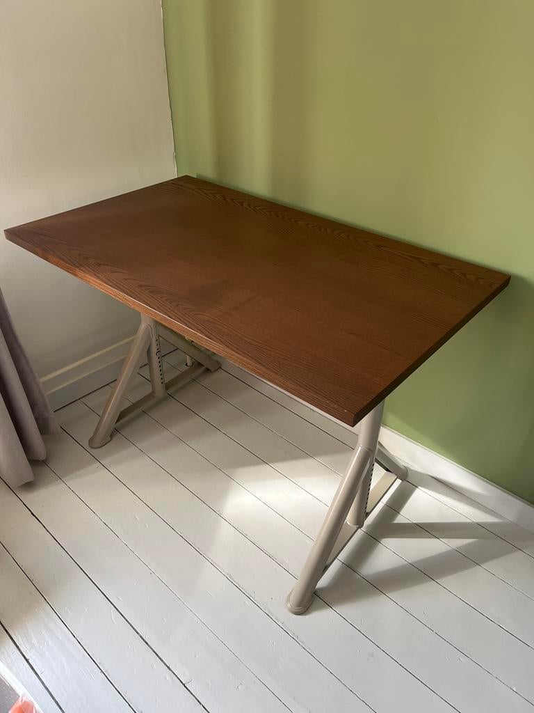 Idasen bureau 120x70, beige onderstel, houten blad, Ophalen, In hoogte verstelbaar, Zo goed als nieuw, Bureau