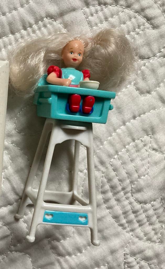 Barbie Kelly in kinderstoel van  Mattel 1998, Verzamelen, Poppen, Ophalen of Verzenden, Pop