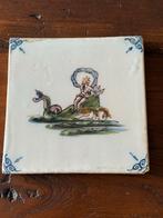 Antieke tegel met figuur op zeewezen, Ophalen of Verzenden