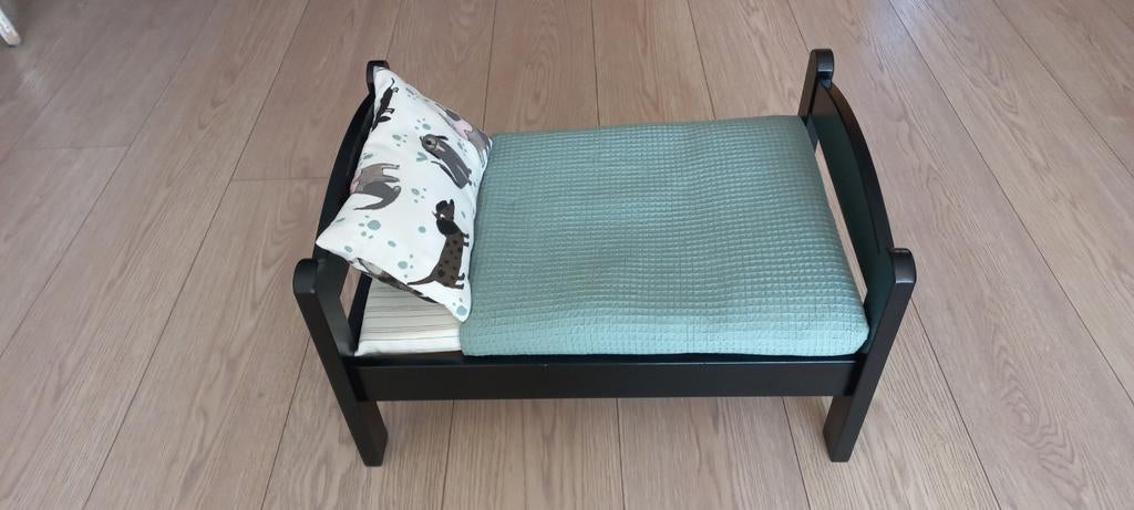 Schattig poppenbed met leuke bekleding, Kinderen en Baby's, Speelgoed | Poppen, Ophalen, Zo goed als nieuw, Overige typen