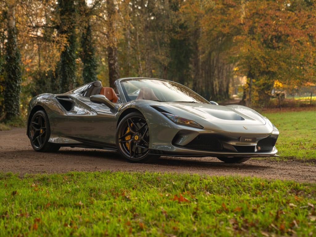 Ferrari F8 Spider 3.9 V8 HELE | Atelier Car | Grigio Coburn, Auto's, Ferrari, Automaat, Achterwielaandrijving, Gebruikt, Leder