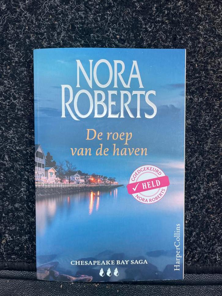 Nora Roberts - De roep van de haven (Chesapeake Bay Saga), Boeken, Romans, Zo goed als nieuw, Europa overig, Ophalen of Verzenden