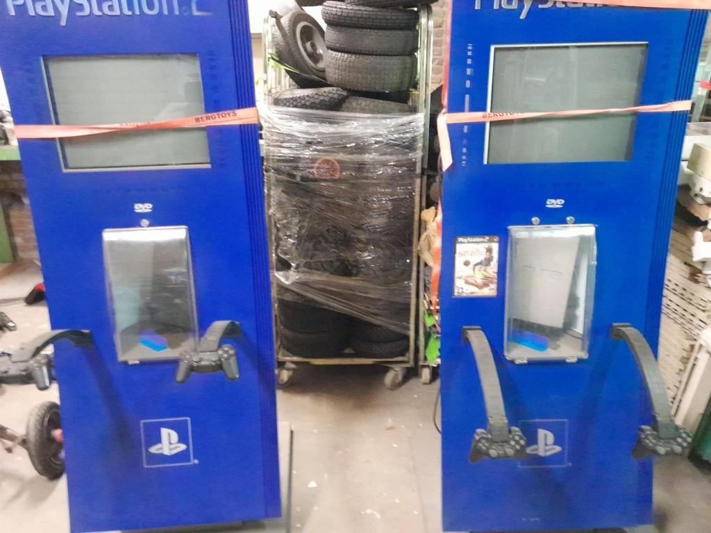 2 sony playstation 2 demo pod kasten, Spelcomputers en Games, Spelcomputers | Sony PlayStation 2, Ophalen, Gebruikt, Met 2 controllers