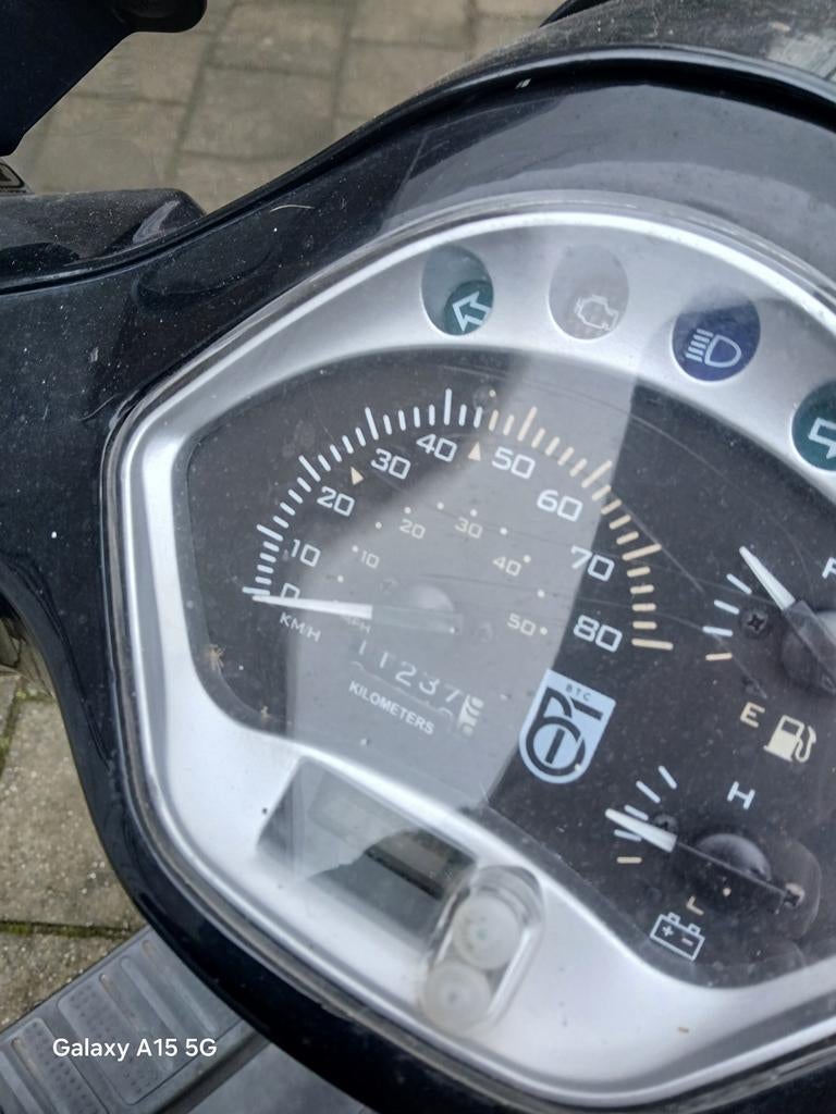 Zwarte scooter met windscherm - Goede staat, Ophalen, Gebruikt