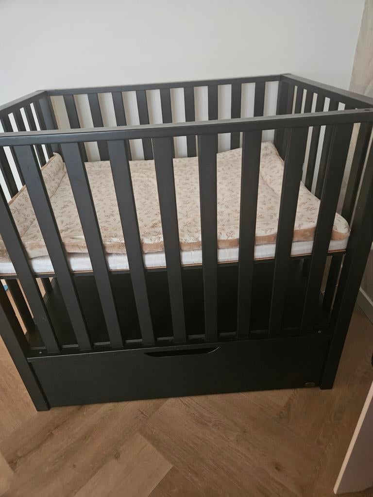 TWF Box Zwart + matras, kleed, 2 muziekmobiel & standaard, Kinderen en Baby's, Boxen, Ophalen, Zo goed als nieuw, Vierkant, Boxkleed