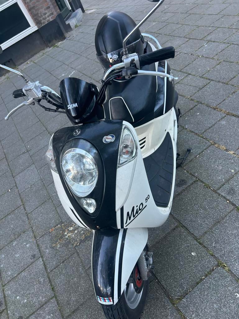 SYM Mio 50 scooter met helm, Mio, Gebruikt, Maximaal 45 km/u, Ophalen of Verzenden
