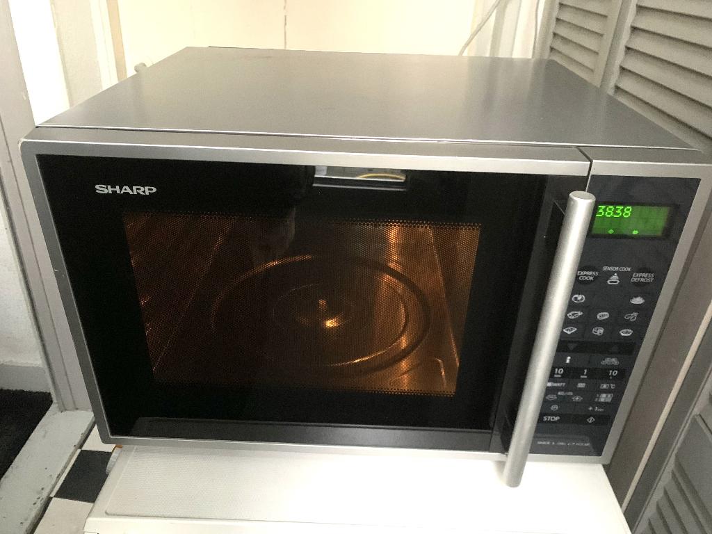 Sharp vrijstaande combimagnetron. R969(IN)-A, Witgoed en Apparatuur, Magnetrons, Gebruikt, Vrijstaand, Combimagnetron, 45 tot 60 cm